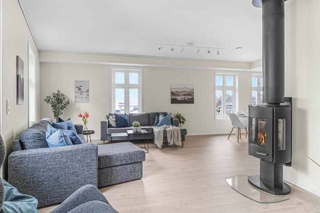 New! Huge Modern Apartment! Fit For Two Families! Bergen Eksteriør bilde