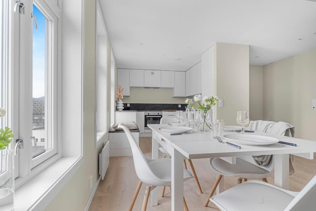 New! Huge Modern Apartment! Fit For Two Families! Bergen Eksteriør bilde