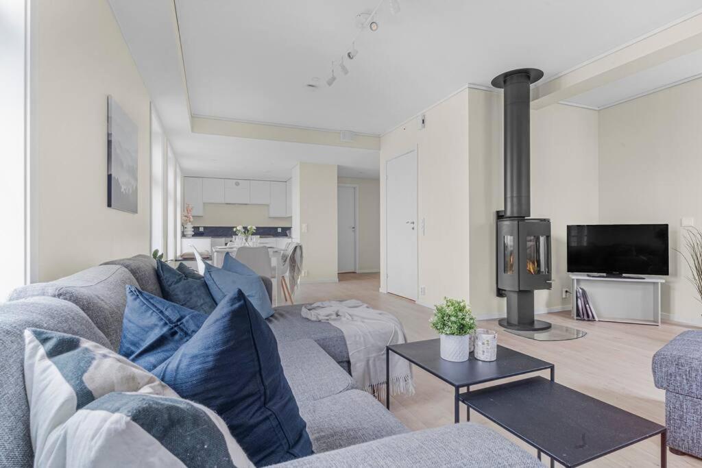 New! Huge Modern Apartment! Fit For Two Families! Bergen Eksteriør bilde