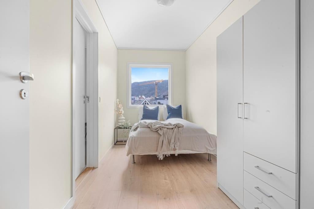 New! Huge Modern Apartment! Fit For Two Families! Bergen Eksteriør bilde
