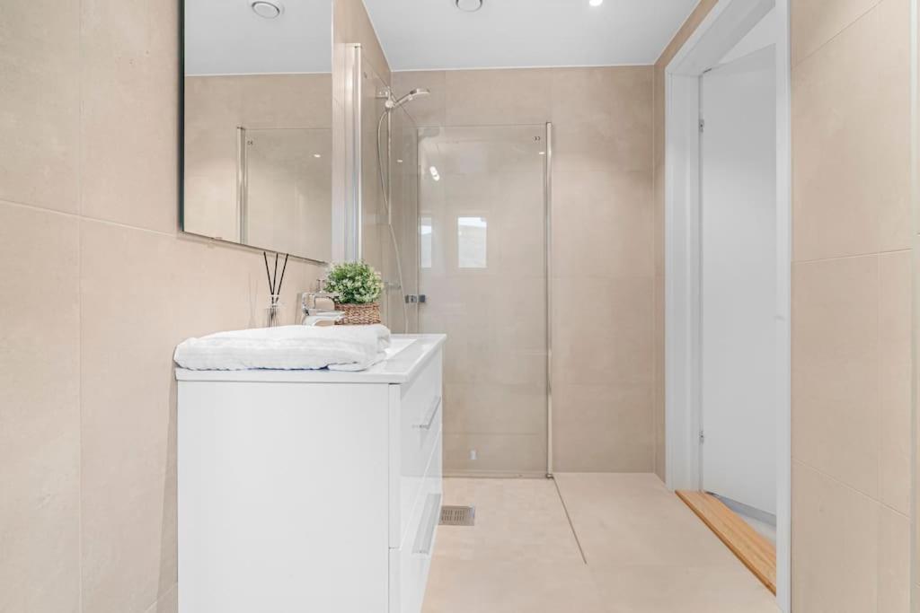 New! Huge Modern Apartment! Fit For Two Families! Bergen Eksteriør bilde