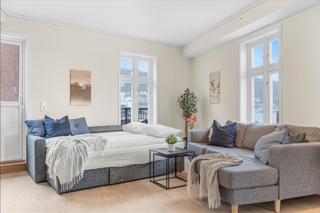 New! Huge Modern Apartment! Fit For Two Families! Bergen Eksteriør bilde