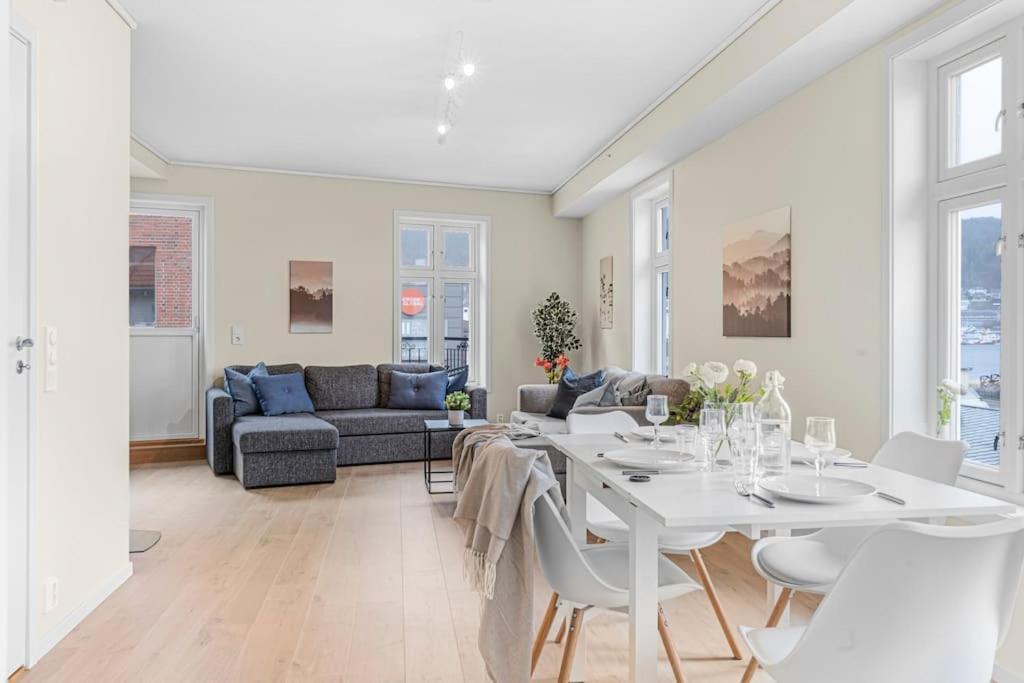 New! Huge Modern Apartment! Fit For Two Families! Bergen Eksteriør bilde